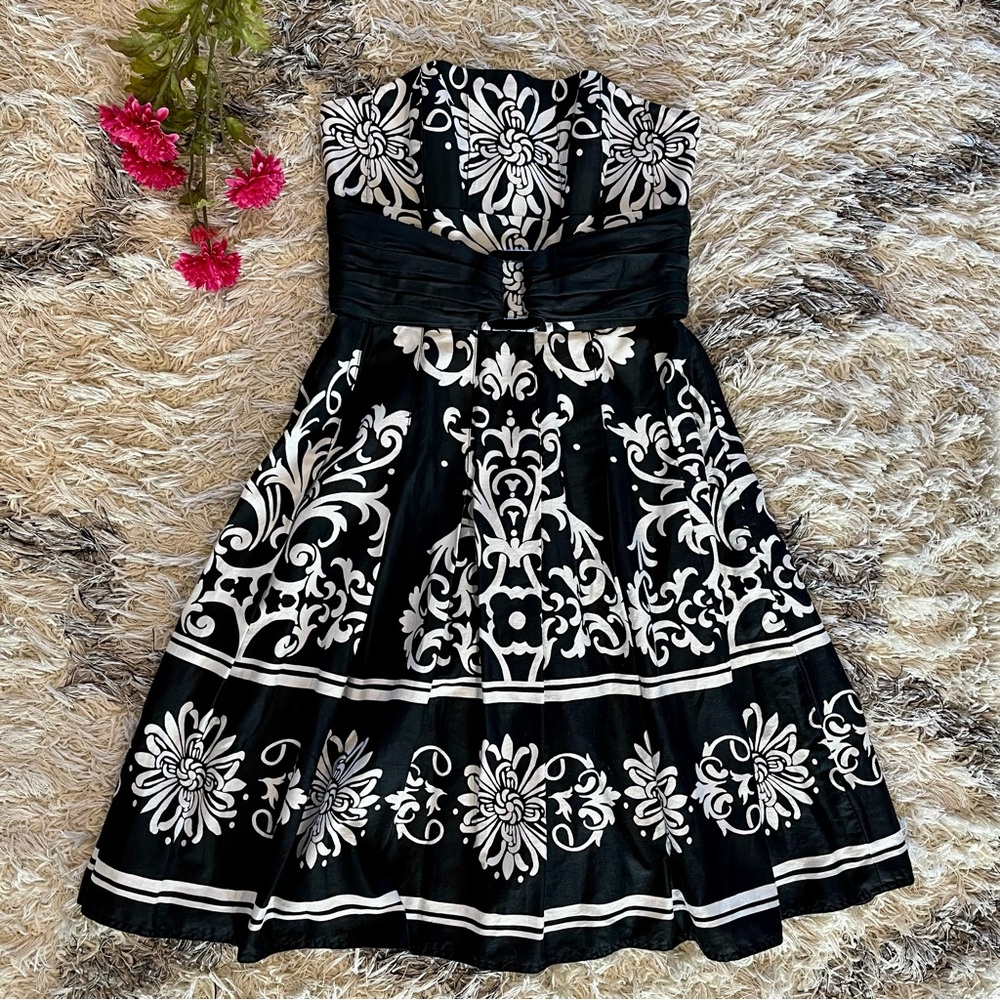 🤍🖤 White House Black Market ribbed fit & flare strapless dress